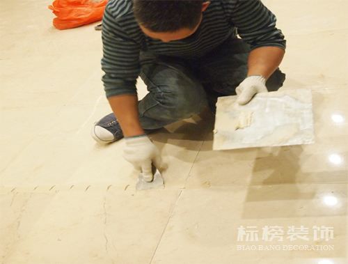 辦公室裝修瓷磚上鋪木地板可以嗎？